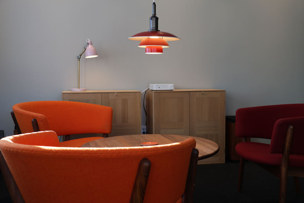 Orangea stolar vid ett runt bord